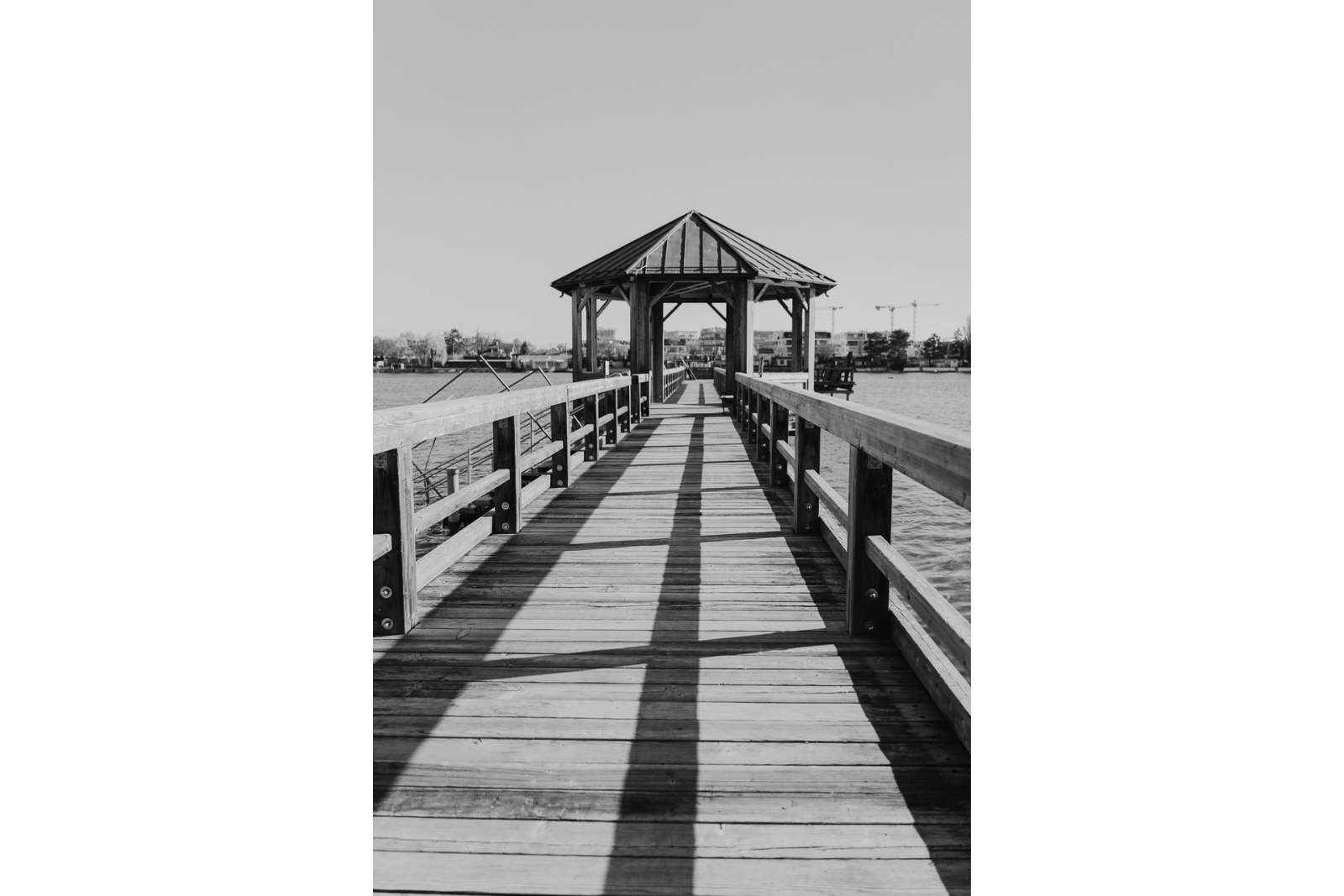 Holzsteg des Strandbads Alte Donau. Schwarzweiß Fotografie