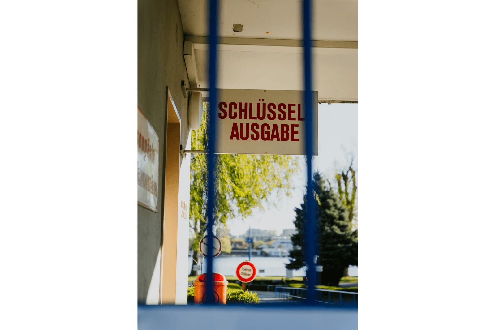 Zu sehen ist das Schild der Schlüsselausgabe des Strandbads Alte Donau. Fotoprojekt, Fotoreportage Wien