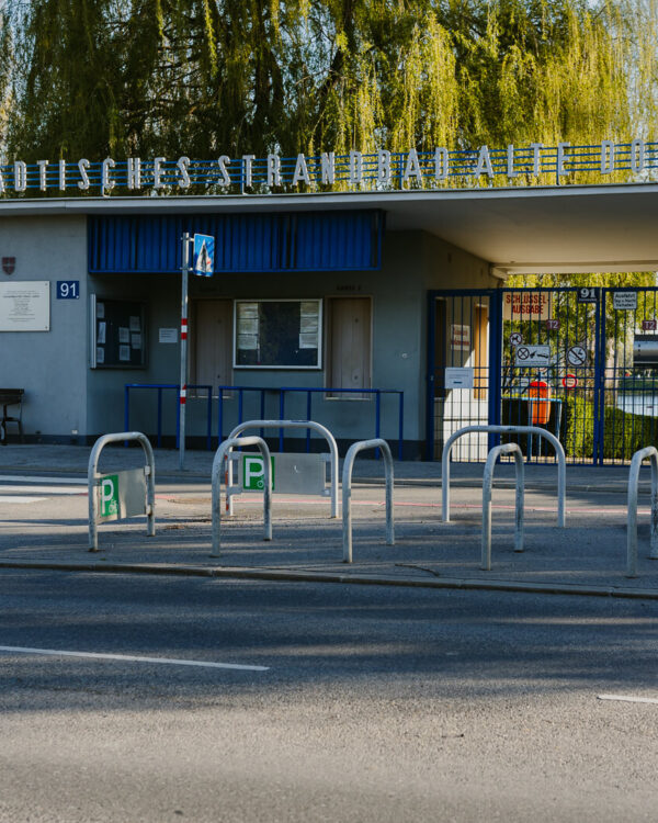 Eingang des Strandbads Alte Donau in Wien. Zu sehen ist der Eingangsbereich von der gegenüberliegenden Straßenseite aus gesehen. Fotoprojekt, Fotoreportage Wien
