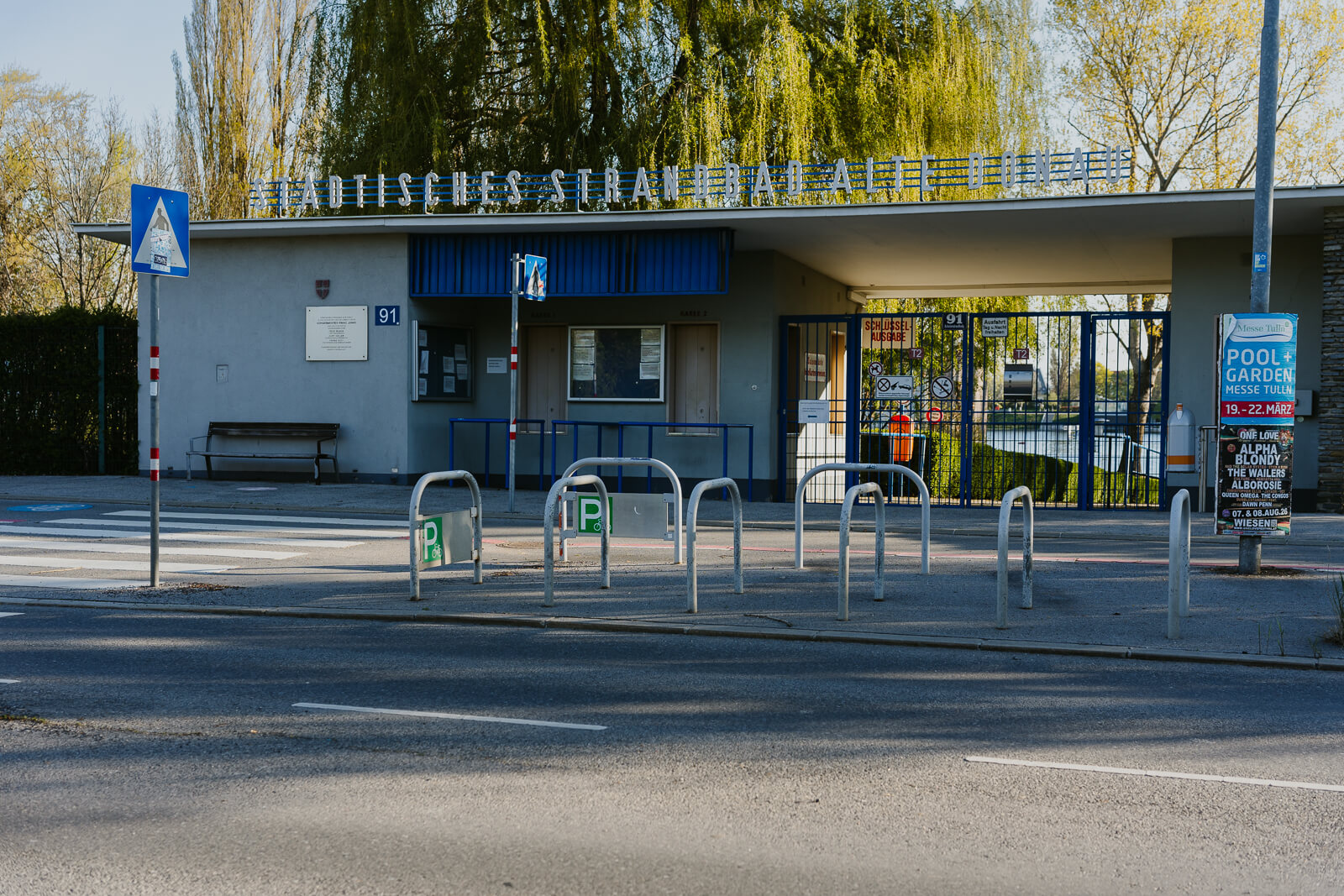 Eingang des Strandbads Alte Donau in Wien. Zu sehen ist der Eingangsbereich von der gegenüberliegenden Straßenseite aus gesehen. Fotoprojekt, Fotoreportage Wien