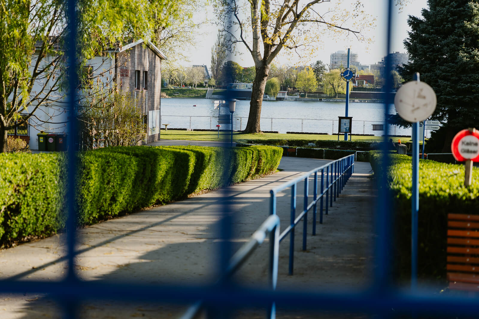 Durchblick durch das Eingangstor des Strandbads Alte Donau. Man sieht bis zur Alten Donau durch.