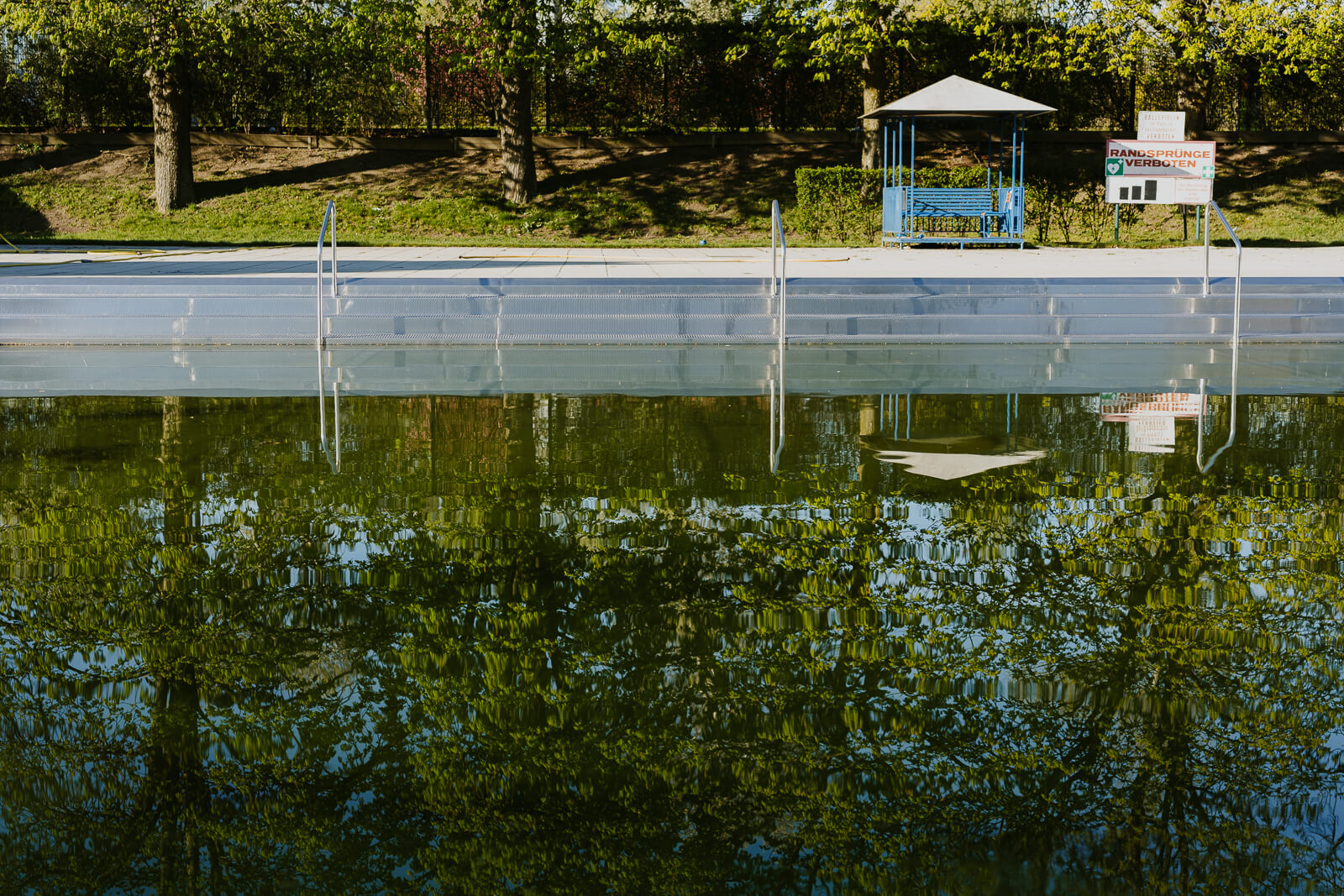 Schwimmbecken des Strandbads Alte Donau bevor es sommerfit gemacht wird. Das Wasser ist noch grün. Fotoprojekt, Fotoreportage Wien