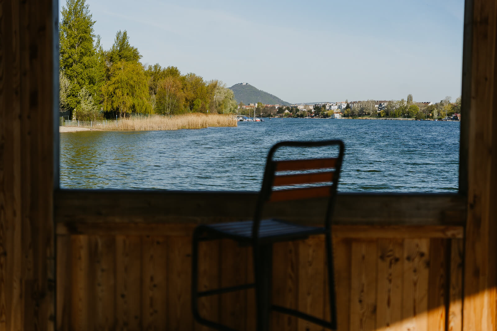 Sessel des Bademeisters, der sich auf dem Steg befindet. Ausblick auf die Alte Donau.