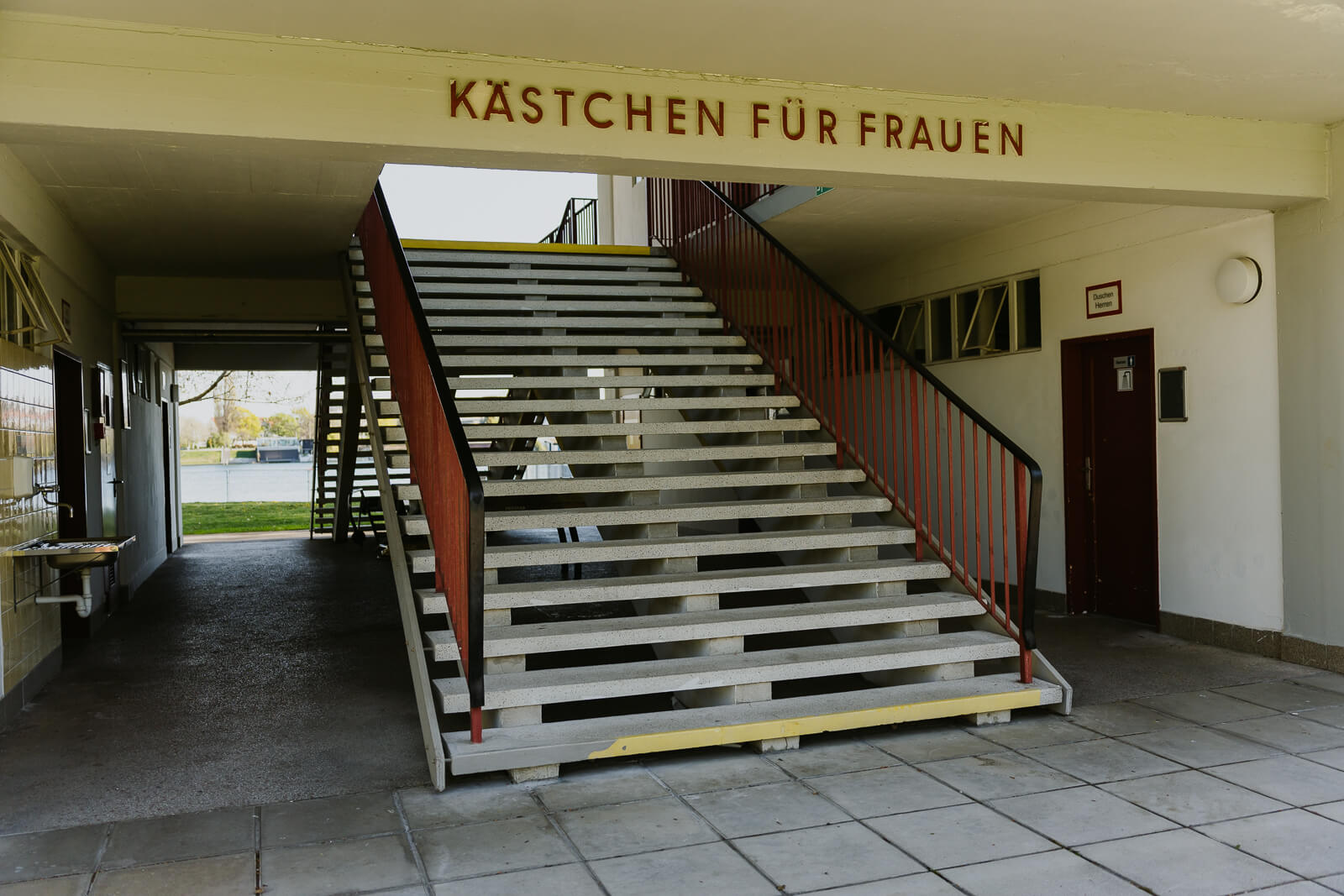 Stiege, die zum Eingang der Kästchen für Frauen im Strandbad Alte Donau führt.