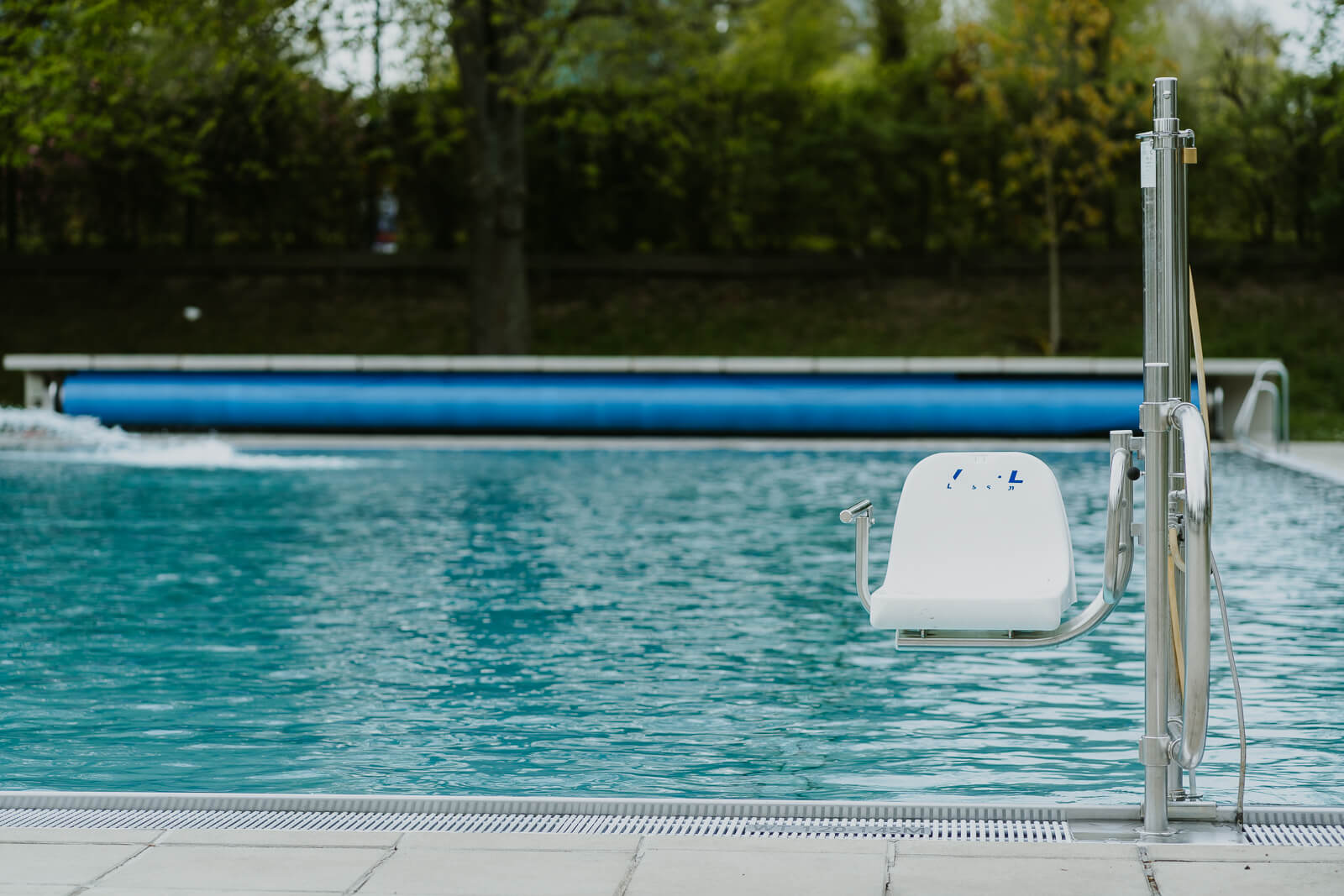Blick auf Schwimmbecken. Ein barrierefreier Zugang in das Schwimmbecken.