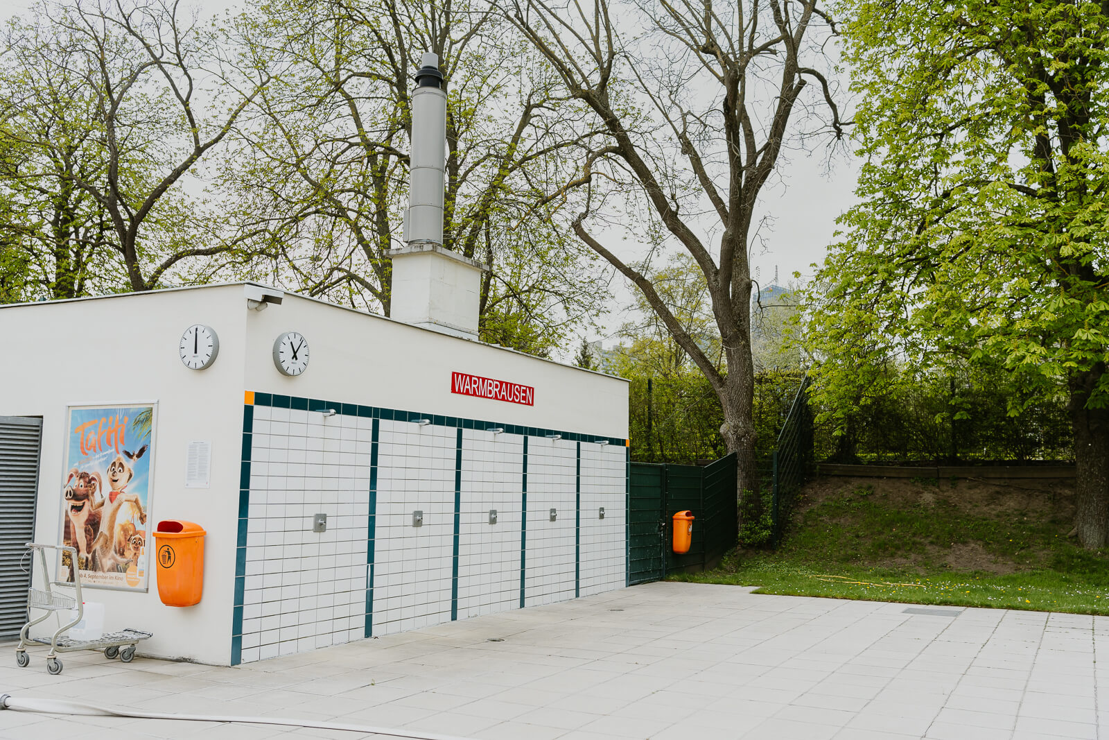 Ein Technikraum des Strandbads Alte Donau auf dessen Wand mit roten Lettern "Wärmebrausen" geschrieben steht.