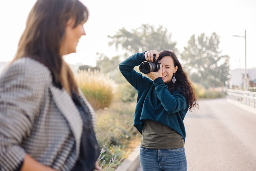 Fotografin Anna Sommerfeld fotografiert im Freien entlang eines Weges, natürliche und entspannte Shooting-Situation
