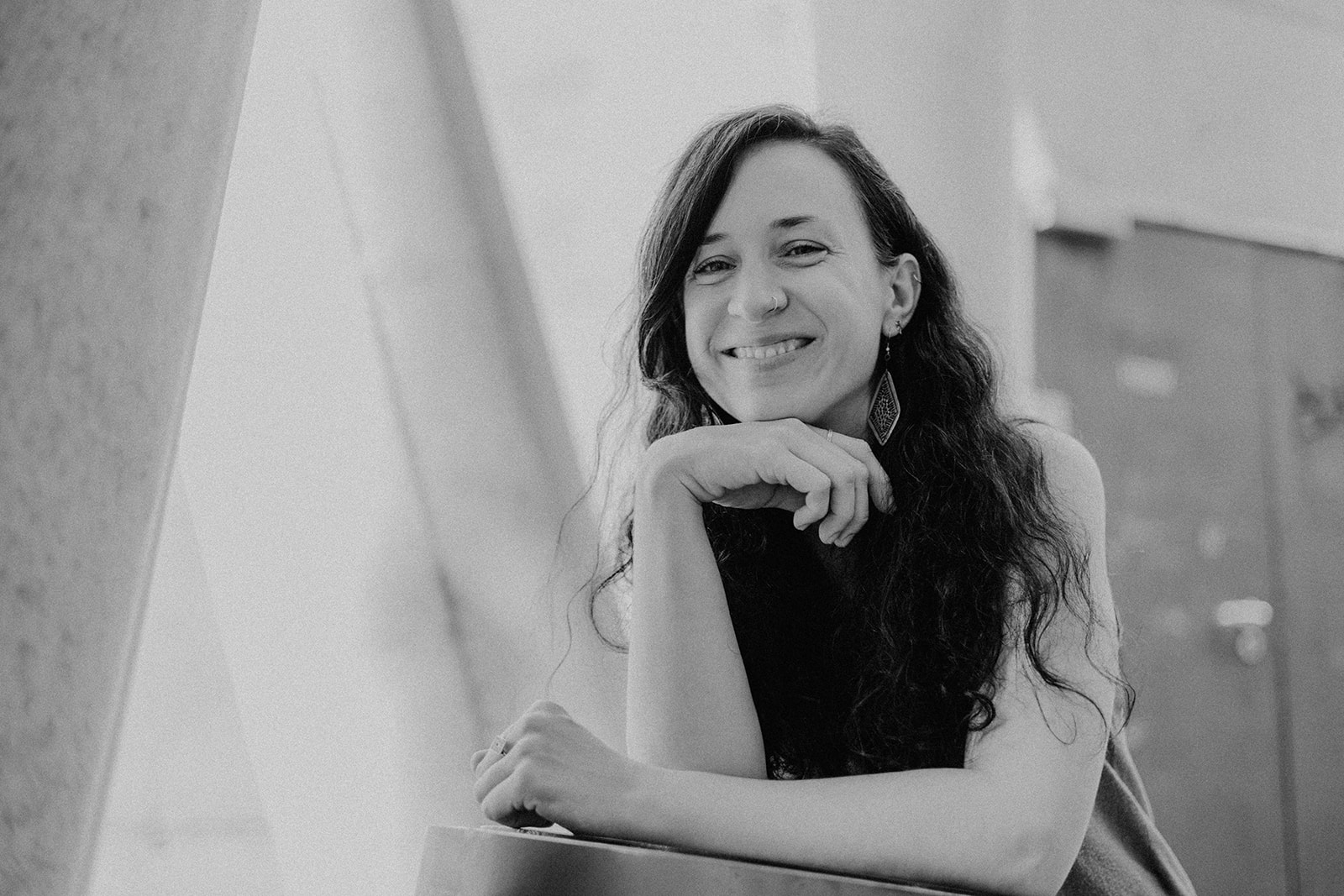 Fotografin Anna Sommerfeld im Portrait in schwarz-weiß, ruhiger Ausdruck und direkter Blick